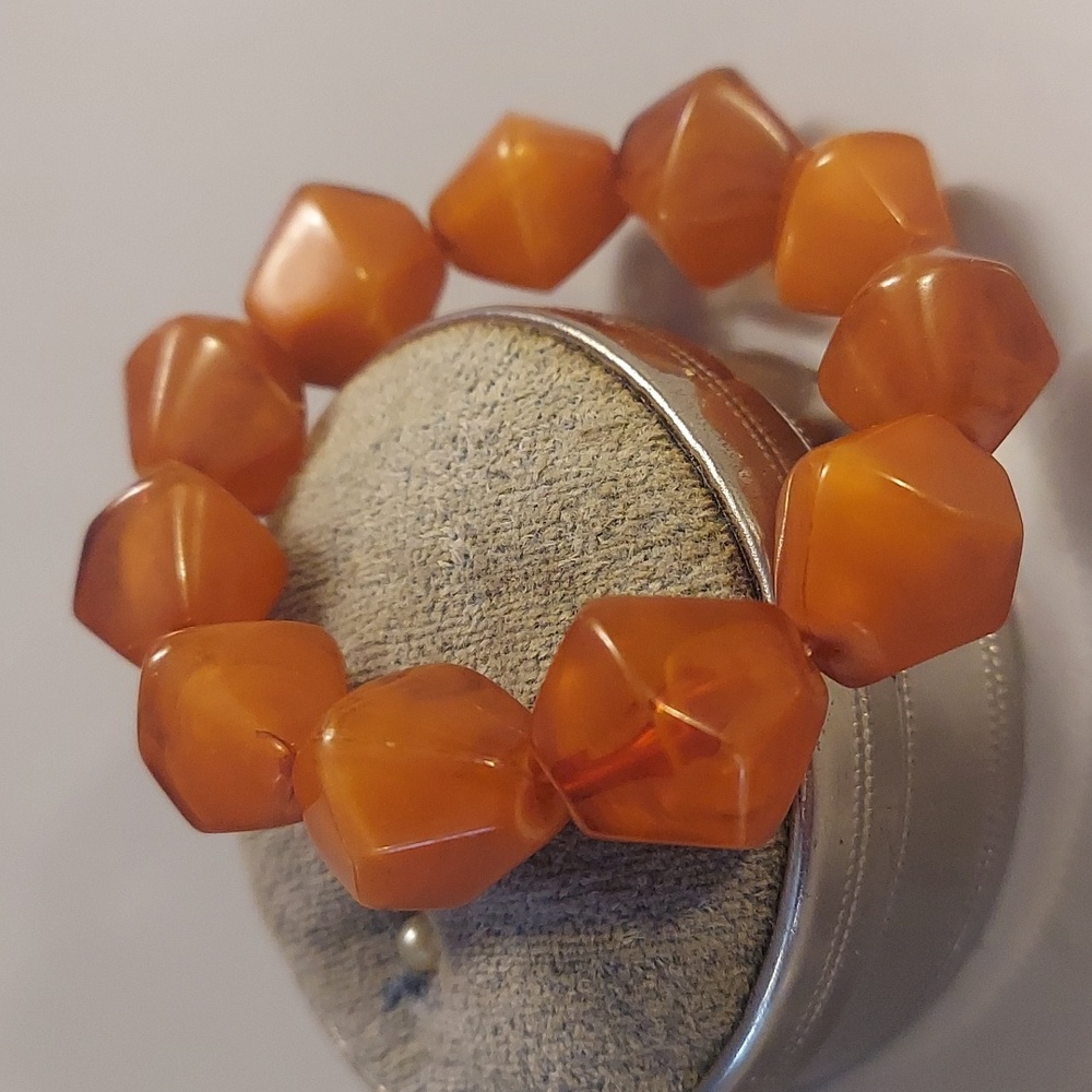 🤍 Vintage Lucite Bracelet